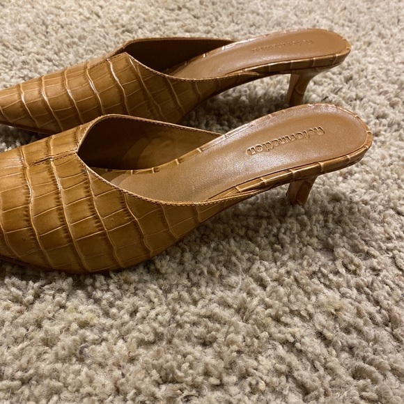 Reformation Women’s Wilda Crocodile Leather Mules Tan Size 7.5 Slip On Heels - Picture 6 of 8